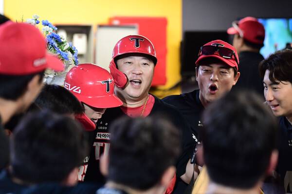 최형우가 현역 최고령 20홈런을 터트린 뒤 더그아웃에서 동료들의 축하를 받고 있다. 사진 | KIA타이거즈