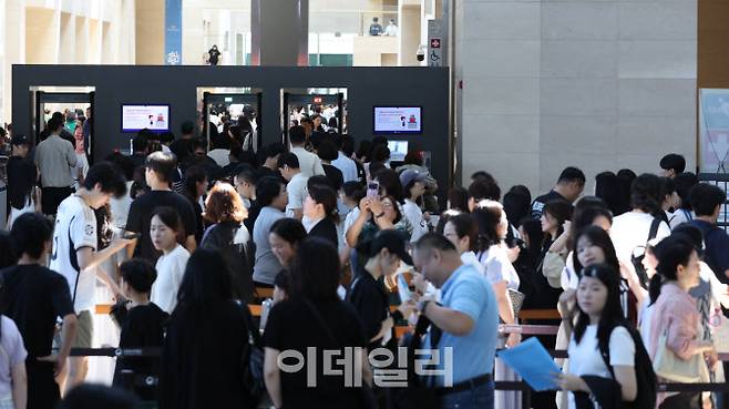 서울 용산구 국립중앙박물관 전시실 로비가 입장을 대기하는 시민들로 북적이고 있다. (사진=이영훈 기자)