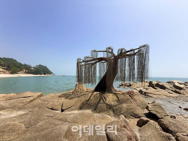 배미꾸미 조각공원의 작품 ‘버들선생’