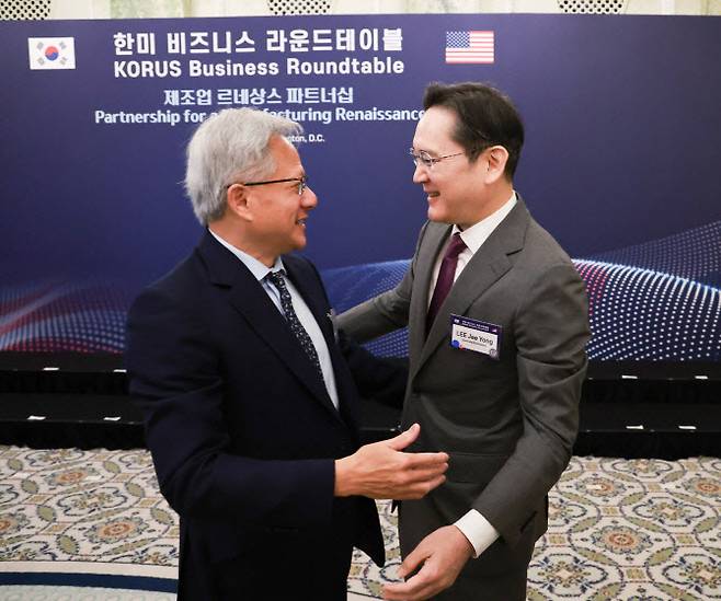 이재용 삼성전자 회장이 지난 25일(현지시간) 미국 워싱턴DC 윌라드 호텔에서 열린 한미 비즈니스 라운드 테이블에서 젠슨 황 엔비디아 최고경영자와 포옹하고 있다. (사진=연합뉴스)