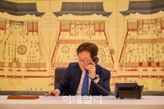 이재명 대통령이 지난 28일 서울 한남동 관저에서 라흐몬 타지키스탄 대통령과 통화를 하고 있다.(사진=뉴스1)