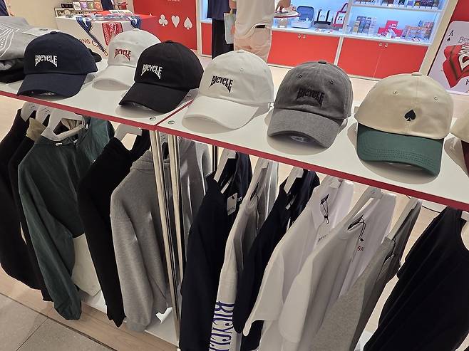 - 카드 외 의류 상품도 판매 중이다