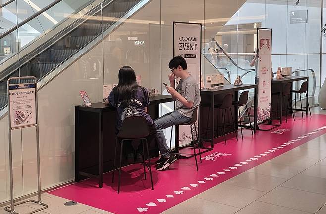 - 에스컬레이터 방향으로 가면 시연존을 발견할 수 있다