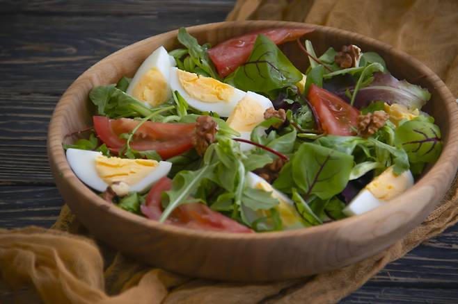 아침에 채소를 먹으면 혈당과 체중에 대한 부담을 덜 수 있다. 채소에 단백질과 불포화지방산이 풍부한 달걀, 견과류 등을 곁들이면 영양소도 보완된다. [사진=게티이미지뱅크]