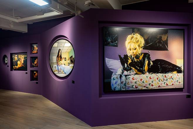 페트라 콜린스 fangirl, The Gaze, 2025, courtesy of DAELIM MUSEUM (대림미술관 제공)