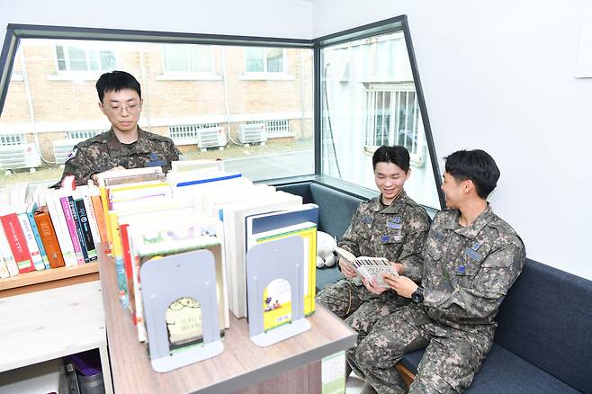 지난 3월 공군 8930부대에 개관한 _청춘책방_ 12호점에서 장병들이 시간을 보내고 있다.롯데지주 제공).
