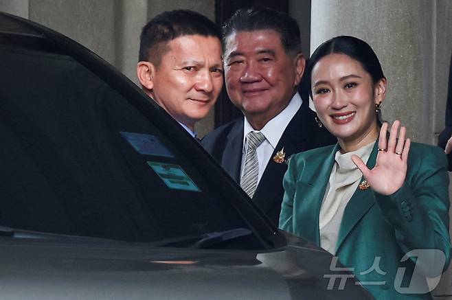 패통탄 친나왓 태국 총리가 1일 방콕 헌법재판소 앞에서 지지자들에게 인사를 하고 있다. 2025.07.01. ⓒ 로이터=뉴스1 ⓒ News1 양은하 기자