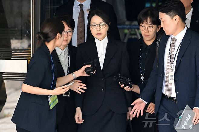 윤석열 전 대통령 부인 김건희 여사가 12일 오후 서울 서초구 서울중앙지방법원에서 열린 구속 전 피의자 심문(영장실질심사)을 마치고 법원을 나서고 있다. 2025.8.12/뉴스1 ⓒ News1 사진공동취재단