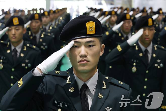 29일 오전 경기 광주시 육군 특수전학교에서 열린 '특전부사관 260기 임관식'에서 신임 특전부사관들이 경례를 하고 있다. ⓒ News1 김영운 기자