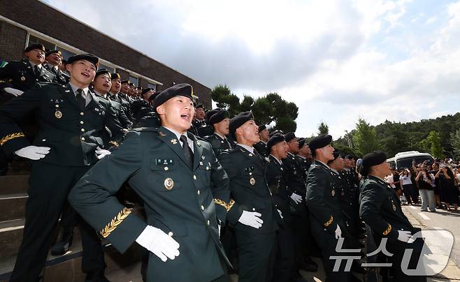 29일 오전 경기 광주시 육군 특수전학교에서 열린 '특전부사관 260기 임관식'에서 신임 특전부사관들이 군가를 부르고 있다. 2025.8.29/뉴스1 ⓒ News1 김영운 기자