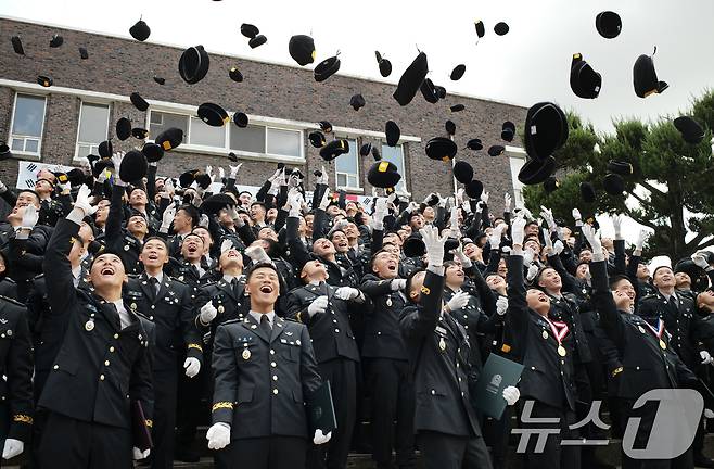 29일 오전 경기 광주시 육군 특수전학교에서 열린 '특전부사관 260기 임관식'에서 신임 특전부사관들이 베레모를 던지고 있다. 2025.8.29/뉴스1 ⓒ News1 김영운 기자