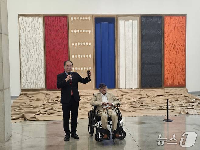 29일 '하종현 아트센터'에서 열린 기자간담회에서 하종현 작가(오른쪽)와 자윤 이사장이 인사말을 하고 있다. ⓒ 뉴스1 김정한 기자