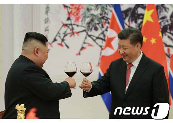 북한 노동당 기관지 노동신문이 김정은 국무위원장의 4차 방중 소식을 10일자 지면에 보도했다. 김 위원장과 시진핑(習近平) 중국 국가주석이 9일 오전 중국 베이징(北京)의 호텔 북경반점에서 오찬 전 와인으로 건배를 하고 있는 모습.(노동신문)2019.1.10/뉴스1