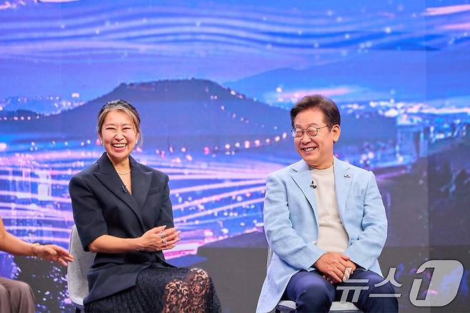 이재명 대통령이 20일 서울 서초동 아리랑국제방송에서 녹화되는 특별 프로그램 '케이팝 더 넥스트 챕터(K-Pop:The Next Chapter)'에 출연해 넷플릭스 애니메이션 '케이팝 데몬 헌터스'(케데헌) 메기 강 감독과 K팝 산업의 미래에 관해 논의하고 있다. (대통령실 제공. 재판매 및 DB 금지) 2025.8.20/뉴스1 ⓒ News1 허경 기자