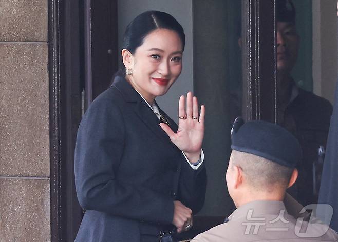 29일, 태국 방콕에서 고위급 윤리 위반 사건에 대한 헌법재판소의 판결을 앞두고, 직무 정지 중인 패통탄 친나왓 태국 총리가 정부 청사에 도착하고 있다. 그는 문화부 장관을 역임하고 있다. 이번 사건은 그와 캄보디아 전 총리 훈 센 사이의 전화 통화 내용이 유출되면서 촉발됐다.2025.08.29. ⓒ 로이터=뉴스1 ⓒ News1 권영미 기자