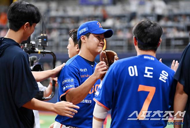 28일 고척스카이돔에서 열린 한화와 키움의 경기, 7회말 한화 정우주가 이닝을 끝낸 후 동료들의 환영을 받고 있다. 정우주는 무사 1,2루 위기에 등판헤 3개의 아웃카운트를 모두 삼진으로 처리했다. 고척=허상욱 기자wook@sportschosun.com/2025.08.28/