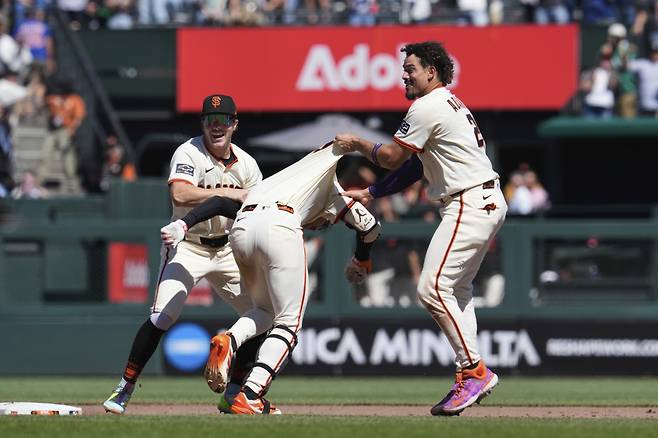 샌프란시스코 자이언츠 이정후가 29일(한국시각) 오라클파크에서 열린 시카고 컵스전에서 9회말 끝내기 안타를 치고 그라운드를 돌자 윌리 아다메스가 그의 저지를 끌어당기며 격하게 반기고 있다. AP연합뉴스
