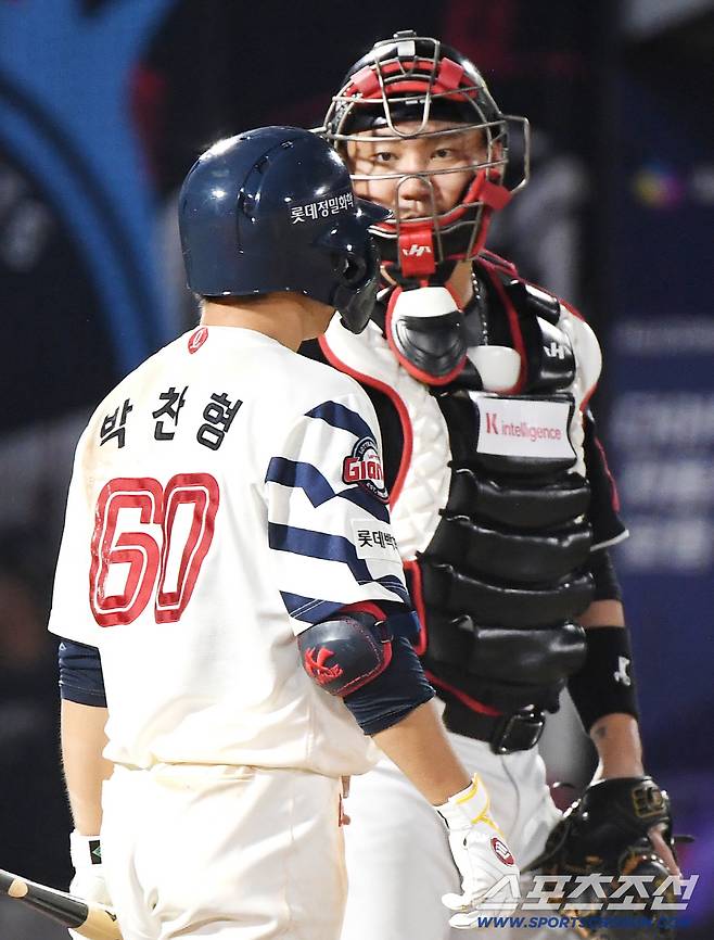 박찬형이 자동고의사구를 지시하는 KT 이강철 감독을 바라보고 있다. 박찬형의 활약을 지켜 본 장성우의 표정도 경외심 그 자체.