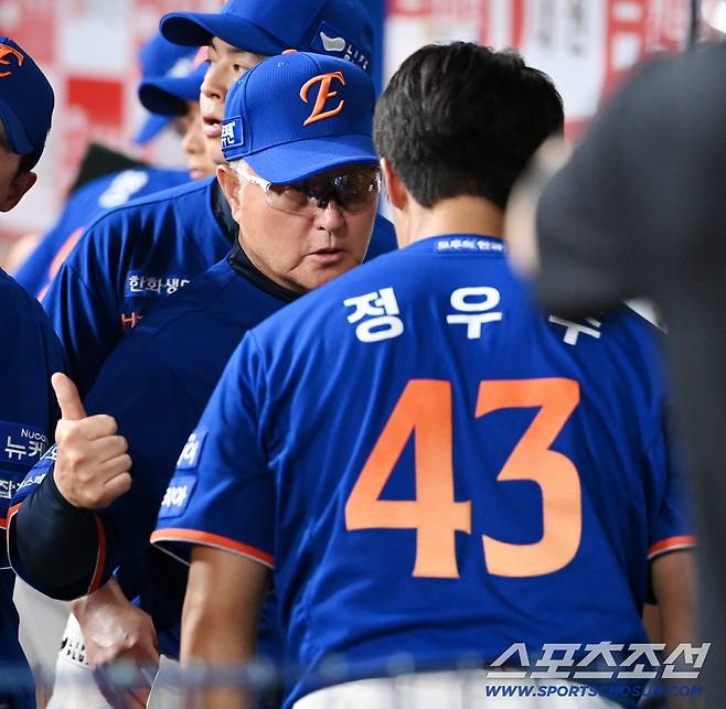 정우주에게 다가온 김경문 감독