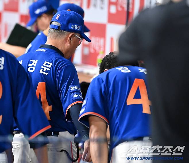 김경문 감독의 격려에 90도 인사를 건네는 정우주