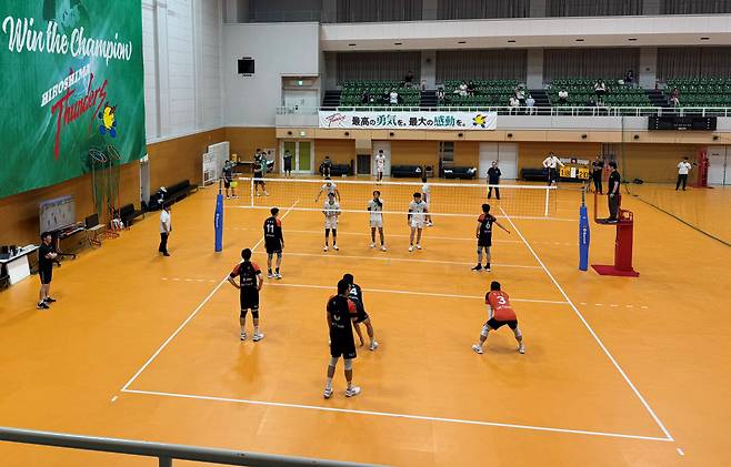 히로시마 썬더스와 연습경기 중인 OK저축은행 배구단. 사진제공=OK저축은행 읏맨 배구단