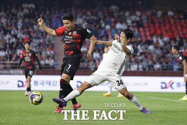 박태하 감독이 이끄는 포항은 '선두' 전북현대를 잡은 여세를 타고 올 시즌 첫 5연승을 노리고 있다. 사진은 올 시즌 포항-강원전./K리그