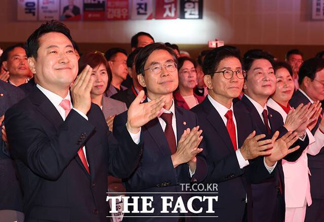 '강성 반탄파' 장동혁호가 출범하면서 친윤계가 당내 주도권을 장악했다. 사진은 국민의힘 장동혁, 조경태, 김문수, 안철수(왼쪽부터) 대표 후보가 지난 22일 충북 청주오스코에서 열린 국민의힘 제6차 전당대회에서 박수치고 있는 모습. /배정한 기자