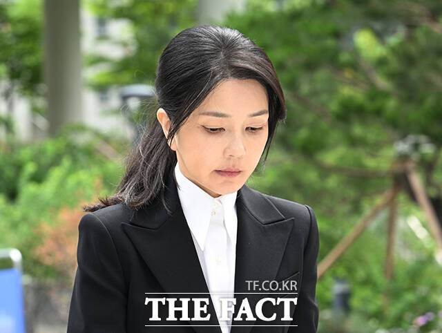 김건희 여사 연루 의혹을 수사하는 민중기 특별검사팀이 김 여사를 구속 상태로 재판에 넘긴다. 자본시장법 위반 등 혐의를 받는 김건희 씨가 지난 6일 오전 서울 종로구 KT광화문빌딩 웨스트에 마련된 민중기 특검 사무실에 출석하고 있다. /박헌우 기자