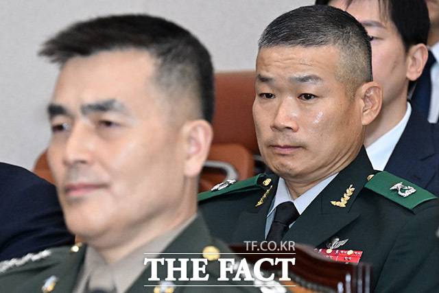 김동혁 국방부 검찰단장(오른쪽)이 2024년 7울 19일 오전 서울 여의도 국회 법제사법위원회에서 열린 '윤석열 대통령 탄핵소추안 발의 요청' 청원 청문회에 증인 출석해 있다. 왼쪽은 박정훈 전 해병대 수사단장. /국회=남윤호 기자