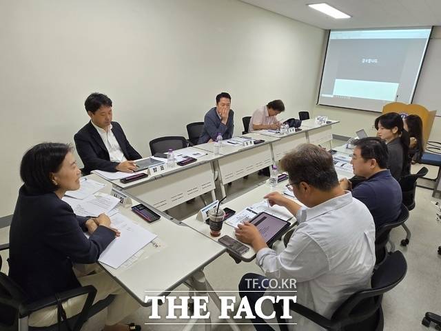 29일 전북 전주시 덕진구 금암동 전북대학교에서 열린 2025년 한국지방자치학회 하계국제학술대회의 전북대 부설 공공갈등과 지역혁신 연구소 세션(9분과)인 '전북 지방자치 30년 평가'에서 연구진들이 토론하고 있다. /전북도