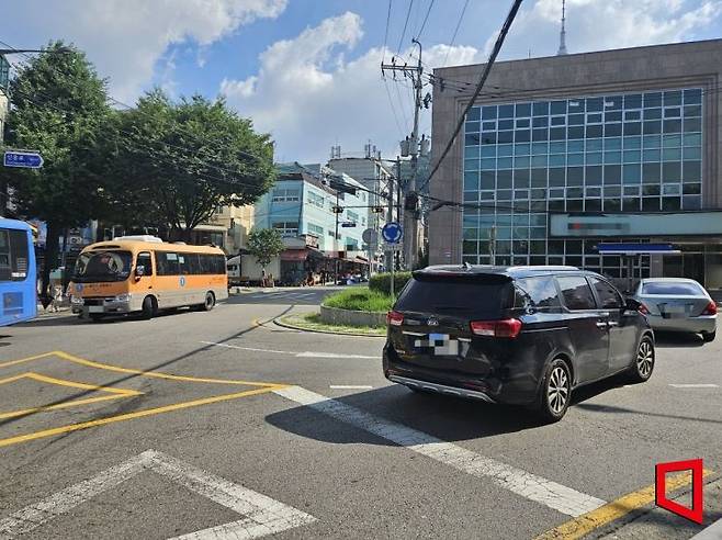 28일 서울 용산구 용산중학교 앞 회전교차로에서 차량이 깜빡이를 켜지 않은 채 진입하고 있다. 박승욱 기자