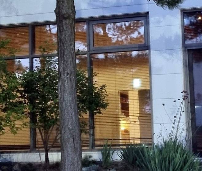 창문을 통해 노출된 사우나 내부. 연합뉴스, 독자제공