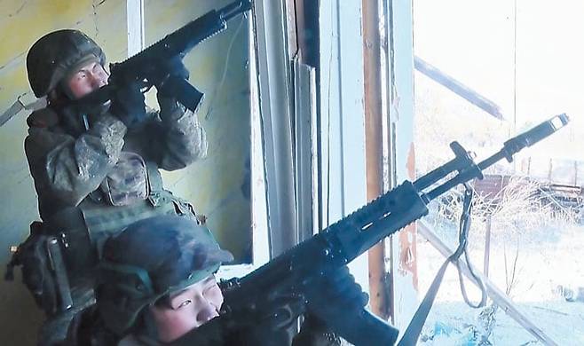 北, 파병군 전투 장면 방영 - 북한 조선중앙TV는 22일 러시아에 파병된 북한 군인들이 우크라이나 전쟁에서 전투하는 모습을 방영했다. /조선중앙TV