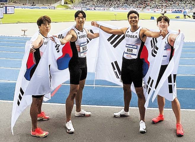 7월 27일 독일 보훔에서 열린 U대회 육상 남자 400ｍ 계주에서 우승한 대표팀이 태극기를 펼쳐보이며 기뻐하고 있다. 왼쪽부터 김정윤, 이재성, 나마디 조엘진, 서민준 선수./대한육상연맹