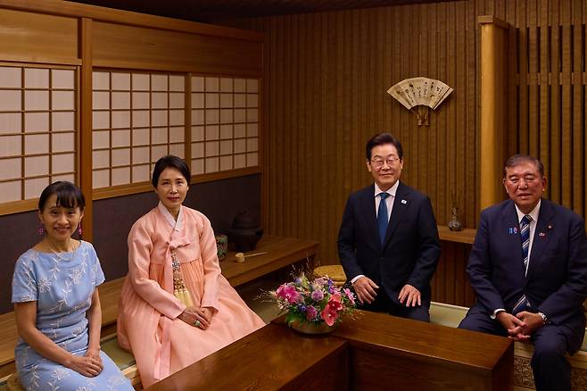 이재명 대통령과 김혜경 여사가 지난 23일 일본 도쿄 총리 관저에서  이시바 시게루 일본 총리, 부인 요시코 여사와 양국 정상 부부 친교 행사를 하며 기념촬영을 하고 있다. /연합뉴스