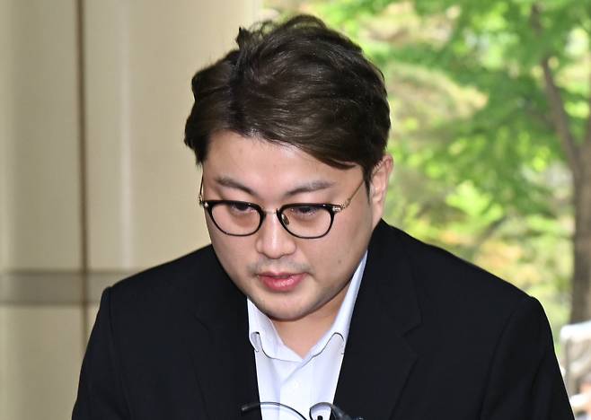 음주 뺑소니 혐의를 받는 가수 김호중이 24일 오전 서울 서초구 서울중앙지방법원에서 영장실질심사(구속 전 피의자심문)에 출석하고 있다/뉴스1