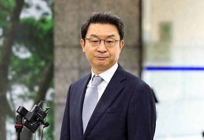 이억원 금융위원장 후보자가 지난 14일 서울 중구 예금보험공사에 차려진 인사청문회 준비 사무실로 첫 출근하며 기자들의 질문을 듣고 있다. ⓒ뉴시스