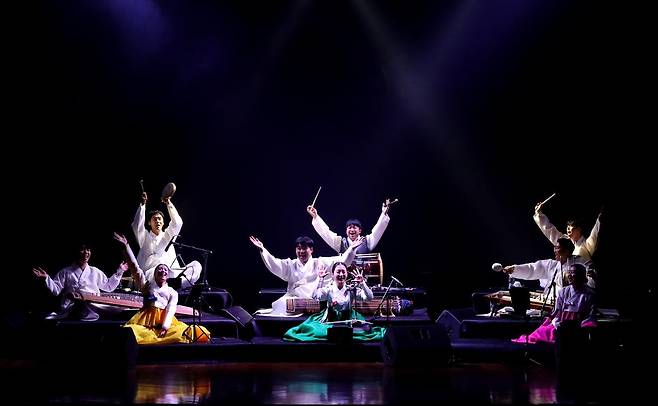26일(현지 시간) 이집트 카이로 아메리칸대(AUC)에서 한국의 젊은 예술가들이 사물놀이 공연을 선보이고 있다. 이번 공연에는 동아국악콩쿠르 역대 수상자 12명이 포함됐다. 주이집트한국문화원 제공