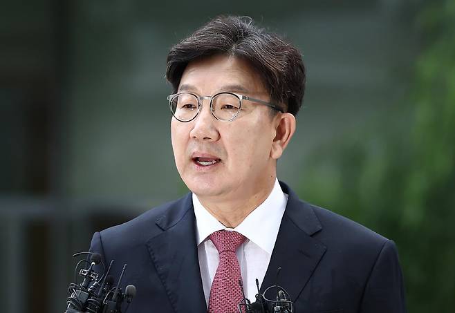 권성동 국민의힘 의원이 27일 오전 서울 종로구에 마련된 김건희 특검팀(특별검사 민중기) 사무실로 통일교 부정 청탁 의혹 관련 조사를 받기 위해 출석하며 취재진 질의에 답변하고 있다. 2025.8.27뉴스1