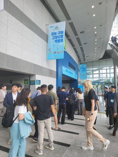 2025 A Farm Show 창농·귀농 고향사랑 박람회에 입장하기 위해 줄을 선 대기자들. 박태근 기자 ptk@donga.com