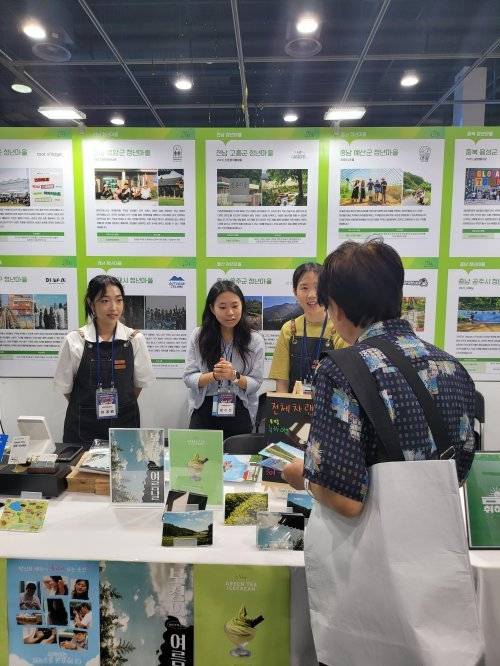 전남 보성군의 청년마을 ‘그린티모시레’가 유기농 녹차를 활용한 아이스크림과 지역의 풍경을 담은 엽서를 판매하고 있다.  박태근 기자 ptk@donga.com