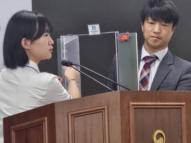 대통령상 수상자인 이정민 학생이 28일 정부세종청사에서 ‘지진 발생 시 자동 탈출 가능한 이중문’ 발명 제품에 대해 소개하고 있다. 사진=이준기기자