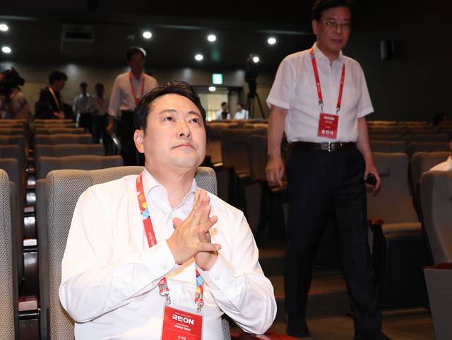 장동혁 국민의힘 당대표가 29일로 이틀째 인천국제공항공사 항공교육원에서 열린 2025 국민의힘 국회의원 연찬회에 참석해 있다. 오른쪽은 송언석 원내대표.<연합뉴스 사진>