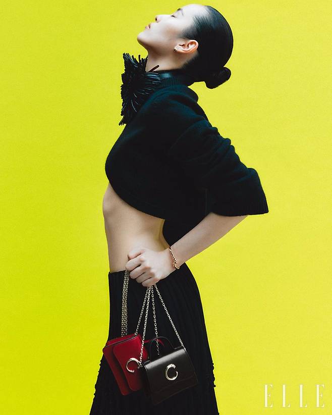 크롭트 니트 톱과 롱스커트, 프린지 레더 액세서리는 모두 Alaïa.