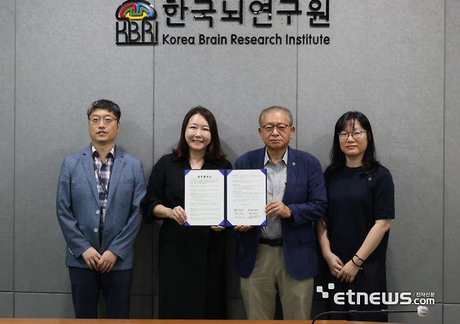 왼쪽부터 김주현 한국뇌연구원 선임연구원, 황수경 아스트로젠 대표, 서판길 한국뇌연구원장, 홍정완 아스트로젠 연구소장