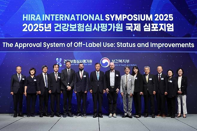 건강보험심사평가원이 29일 서울 중구 웨스틴 조선 서울에서 '약제와 치료재료의 허가범위 초과사용 승인 제도 현황과 개선 방향'을 주제로 국제 심포지엄을 개최했다. 강중구 심평원장(왼쪽 일곱 번째)이 참석자들과 기념촬영했다.(사진=건강보험심사평가원)
