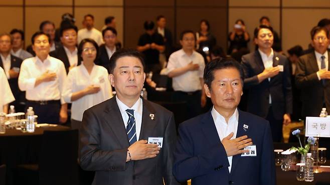 2025 정기국회 더불어민주당 국회의원 워크숍이 28일 오후 인천 중구 파라다이스시티 호텔에서 열렸다. 참석한 의원들이 국민의례를 하고 있다. 사진=서동일 기자