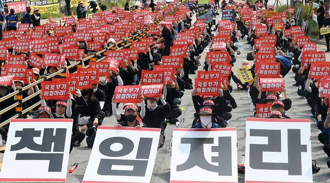 생활형숙박시설 소유주와 거주자들이 강제이행금 폐지 등을 촉구하고 있다. 뉴시스