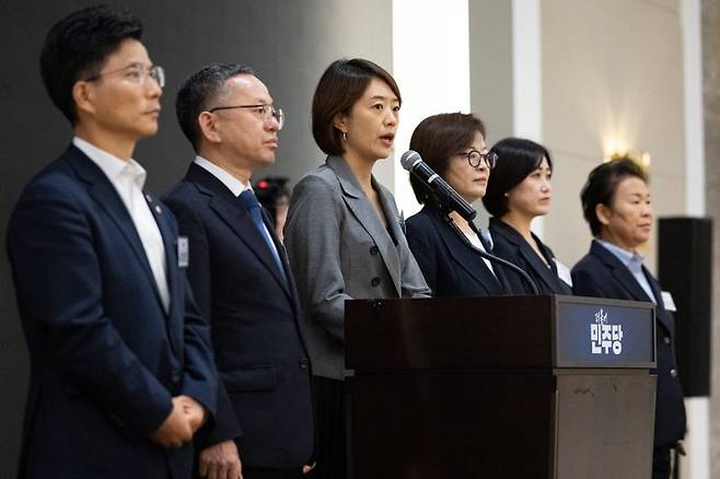 국회 교육위원회 더불어민주당 의원들이 29일 인천 파라다이스시티호텔에서 열린 2025 정기국회 더불어민주당 국회의원 워크숍 중 기자회견을 열고 이배용 국가교육위원회 위원장 사퇴를 촉구하고 있다. 뉴스1