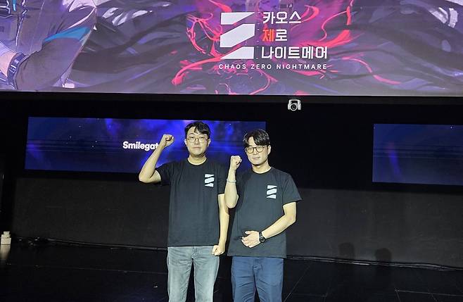 김형석 PD(좌)와 김주형 스마일게이트 사업실장(우)